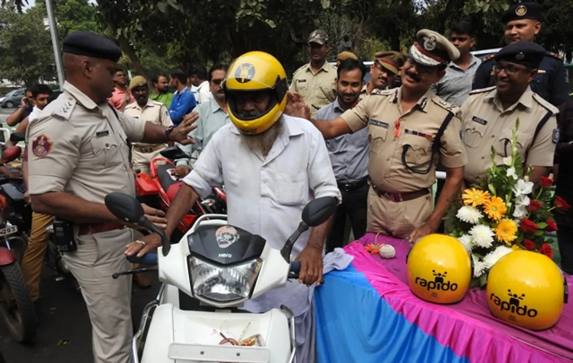  କମିସନରେଟ୍ ପୁଲିସ ଓ ରାପିଡୋ‌ ପକ୍ଷରୁ ମାଗଣା ହେଲ୍‌ମେଟ୍‌ ବଣ୍ଟନ କାର୍ଯ୍ୟକ୍ରମ