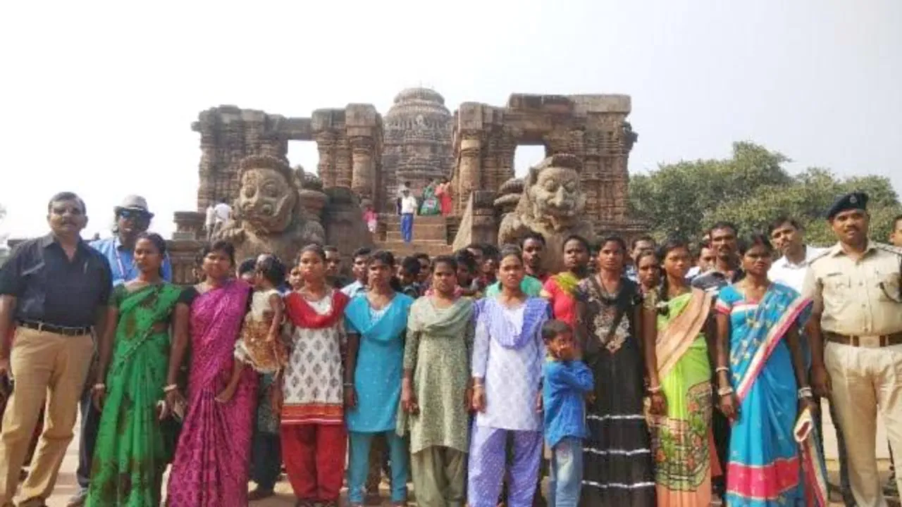  ସମାଜର ମୁଖ୍ୟସ୍ରୋତରେ ସାମିଲ ହେବା ପରେ କୋରାପୁଟ ଓ ମାଲକାନଗିରି ଜିଲ୍ଲାରୁ ଆସିଥିବା ୩୦ ଜଣ ପୂର୍ବତନ ମାଓବାଦୀଙ୍କ ସୂର୍ଯ୍ୟମନ୍ଦିର ପରିଦର୍ଶନ।