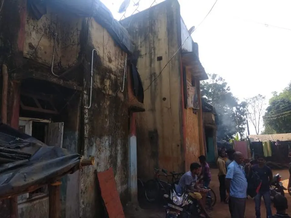  ଗୋଟିଏ ଘରେ ଅଧା ଗାଁ : ପରିତ୍ୟକ୍ତ କୋଠାରେ ରହୁଛନ୍ତି ୪୦ ପରିବାର