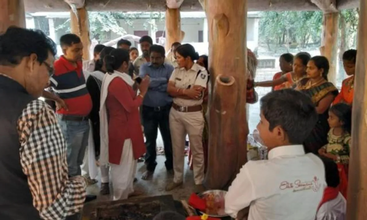  ବନ୍ଦ ହେଲା ବାଲ୍ୟ ବିବାହ : ବର ଓ ବଧୂକୁ ବେଦୀରୁ ଉଠାଇ ନେଲା ପୁଲିସ