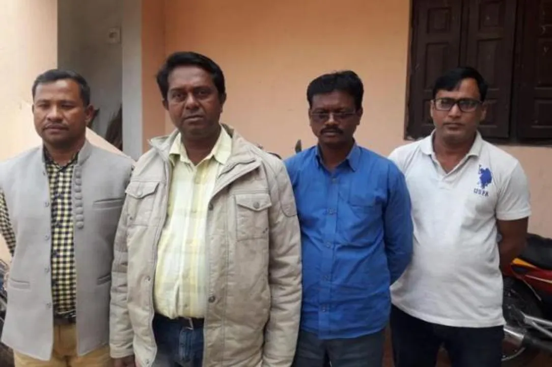  ସୁନ୍ଦରଗଡ଼: ବାଟରେ ଗଛ ପକାଇ ସର୍ବଶିକ୍ଷା ଅଭିଯାନ କର୍ମଚାରୀଙ୍କ ଠାରୁ ଟଙ୍କା, ମୋବାଇଲ୍‌ ଓ ବୋଲେରୋ ଲୁଟ୍‌