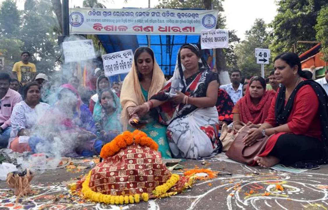  ରାସ୍ତାରେ ମାଣ ବସାଇଲେ ଗ୍ରାମ ରୋଜଗାର ସେବକ