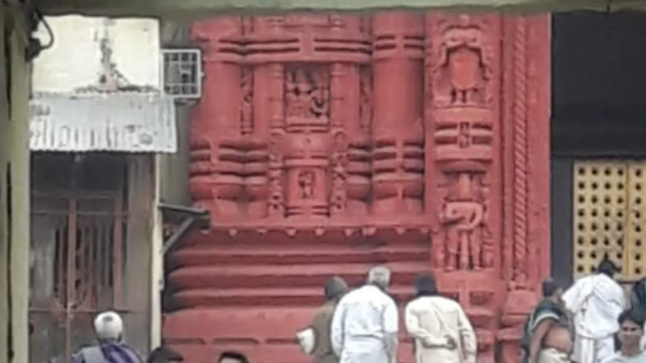  ପୁରୀ: ଭିତରଛୁ-ପୁଲିସ ବିବାଦ: ଶ୍ରୀମନ୍ଦିର ବନ୍ଦ; ଦର୍ଶନ ଅପେକ୍ଷାରେ ଶହ ଶହ ଯାତ୍ରୀ