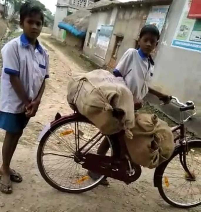 ମଧ୍ୟାହ୍ନ ଭୋଜନ ରେ‌ାଷେଇ ପାଇଁ ଛାତ୍ର ବୋହୁଛନ୍ତି ଘସି, କାଠ