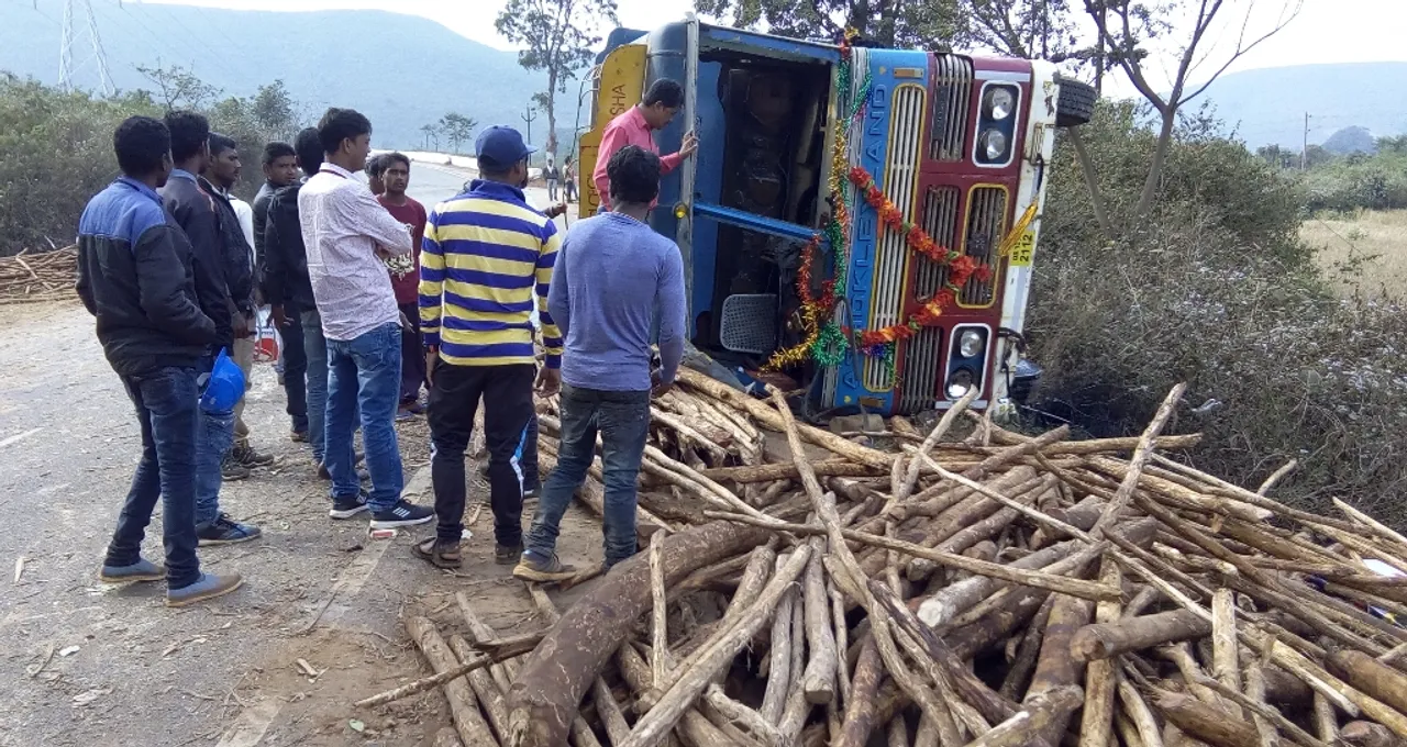  କୋରାପୁଟ: ସ୍କୁଲ ବସକୁ ଧକ୍କା ଦେଇ ଓଲଟି ପଡିଲା କାଠ ବୋଝେଇ ଟ୍ରକ