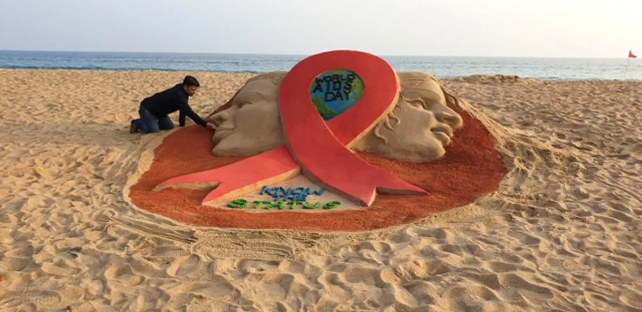  ବିଶ୍ବ ଏଡସ୍‌ ଦିବସ ଅବସରରେ ପୁରୀ ବେଳାଭୂମିରେ ମାନସ ସାହୁଙ୍କ ଦ୍ବାରା ନିର୍ମିତ ବାଲୁକା କଳା