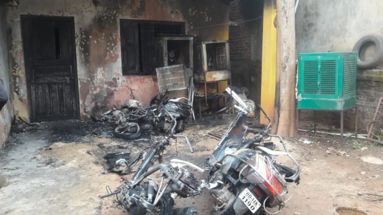  ଶ୍ରମିକ ନେତାଙ୍କ ଘରେ ପୋଡାଜଳା, ଅଳ୍ପକେ ବର୍ତ୍ତିଲା ପରିବାର ସଦସ୍ୟଙ୍କ ଜୀବନ