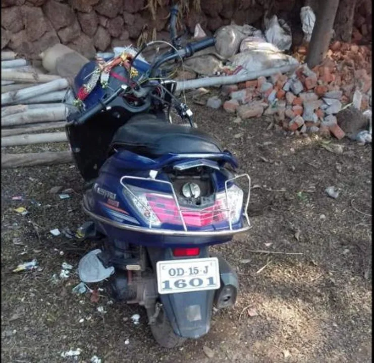  ଝାରସୁଗୁଡ଼ା:  ସ୍କୁଟିରେ ବସି ଯାଉଥିବା ସମୟରେ ସଡ଼କ ଦୁର୍ଘଟଣାରେ ଯୁବକ-ଯୁବତୀଙ୍କ ମୃତ୍ୟୁ