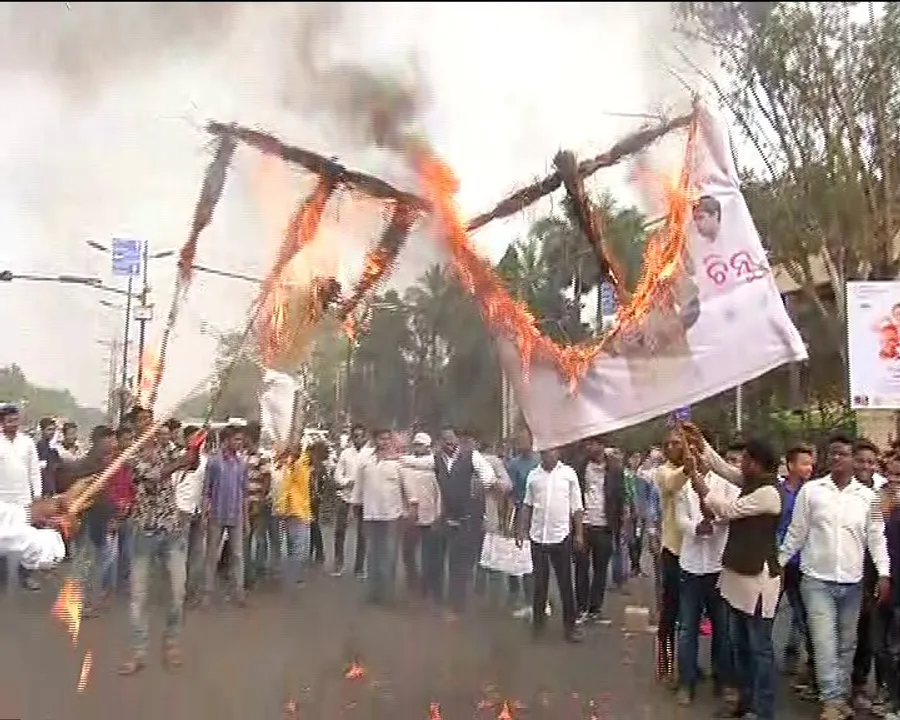  ଗୋଲ୍‌ଡେନ୍‌ ବାବା ଠକେଇ ପ୍ରତିବାଦ : ଛାତ୍ର କଂଗ୍ରେସ କର୍ମୀ ଓ ପୁଲିସ୍‌ ମୁହାଁମୁହିଁ