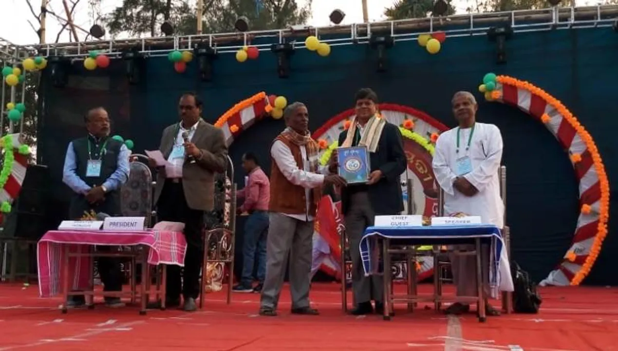  ରାଜ୍ୟସଭା ସାଂସଦ ତଥା ‘ସମ୍ବାଦ’ର ସଂପାଦକ ସୌମ୍ୟରଂଜନ ପଟ୍ଟନାୟକଙ୍କୁ ଭଦ୍ରକ ଜିଲ୍ଲାର ବାଲିଖଣ୍ଡ ହାଇସ୍କୁଲର ହୀରକ ଜୟନ୍ତୀ ସମାରୋହରେ ସମ୍ବର୍ନ୍ଧନା।