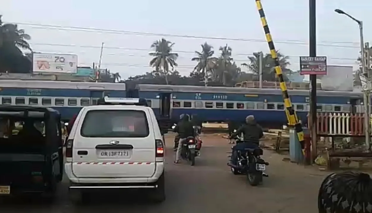  ଲେଭଲ କ୍ରସି˚ଗୁଡ଼ିକର ନିରାପତ୍ତା ସମୀକ୍ଷା ଆରମ୍ଭ : ଗେଟ୍‌ମ୍ୟାନଙ୍କ ଜ୍ଞାନ ପରୀକ୍ଷା ହେବ