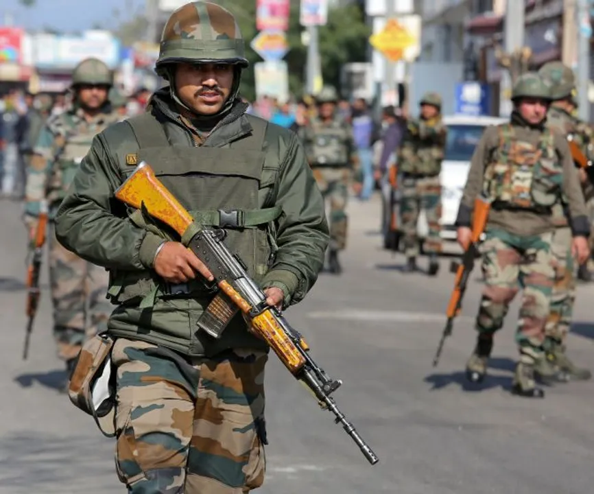  Indian Army soldiers patrol a street during a curfew in Jammu, February 16, 2019. REUTERS/Mukesh Gupta - RC1B405F8F30 