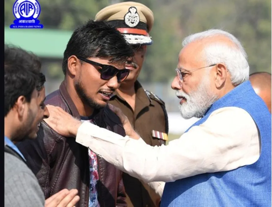  ପ୍ରଧାନମନ୍ତ୍ରୀ ନରେନ୍ଦ୍ର ମୋଦିଙ୍କ ସମ୍ମୁଖରେ ତାଙ୍କର ମିମିକ୍ରି କରି ତାଙ୍କୁ ଚମକାଇ ଦେଇଥିବା ଦିବ୍ୟାଙ୍ଗ ଯୁବକଙ୍କ ପ୍ରଶଂସା ‘ମନ୍‌ କି ବାତ୍‌’ରେ କଲେ ମୋଦି 