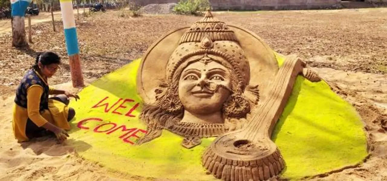  ସରସ୍ବତୀ ପୂଜା ଅବ୍ୟବହିତ ପୂର୍ବରୁ ଚନ୍ଦ୍ରଭାଗା ବେଳାଭୂମିରେ ଶିଳ୍ପା ଓ ସରିତା ଗୋଛାୟତଙ୍କ ଦ୍ବାରା ବାଲିରେ ନିର୍ମିତ ବିଦ୍ୟାଦାତ୍ରୀ ସରସ୍ବତୀଙ୍କ ପ୍ରତିମୂର୍ତି