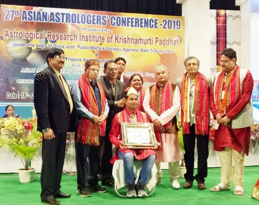  ତ୍ରିପୁରାର ଅଗରତାଲାରେ ଆୟୋଜିତ ୨୭ ତମ ‘ଏସିଆନ୍‌ ବାସ୍ତୁ କଂଗ୍ରେସ’ରେ ଭୂ-ବିଜ୍ଞାନ ଓ ଶଙ୍ଖର ବ୍ୟବହାର ଉପରେ ଅଧିକ ଗବେଷଣା ପାଇଁ ଓଡ଼ିଶାର ଯୁବ ଜ୍ୟୋତିର୍ବିଦ୍ ମନୋଜ ଲେଙ୍କା ‘ଭାରତର ସର୍ବଶ୍ରେଷ୍ଠ ବାସ୍ତୁବିତ୍‌ ସମ୍ମାନ’ରେ ସମ୍ମାନିତ