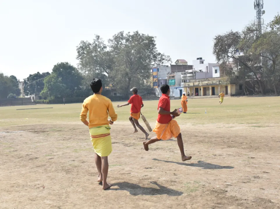  ସିଲି  ପଏଣ୍ଟ୍‌:ଧୋତି-କୁର୍ତାରେ କ୍ରିକେଟ୍, ସଂସ୍କୃତରେ ଧାରା ବିବରଣୀ