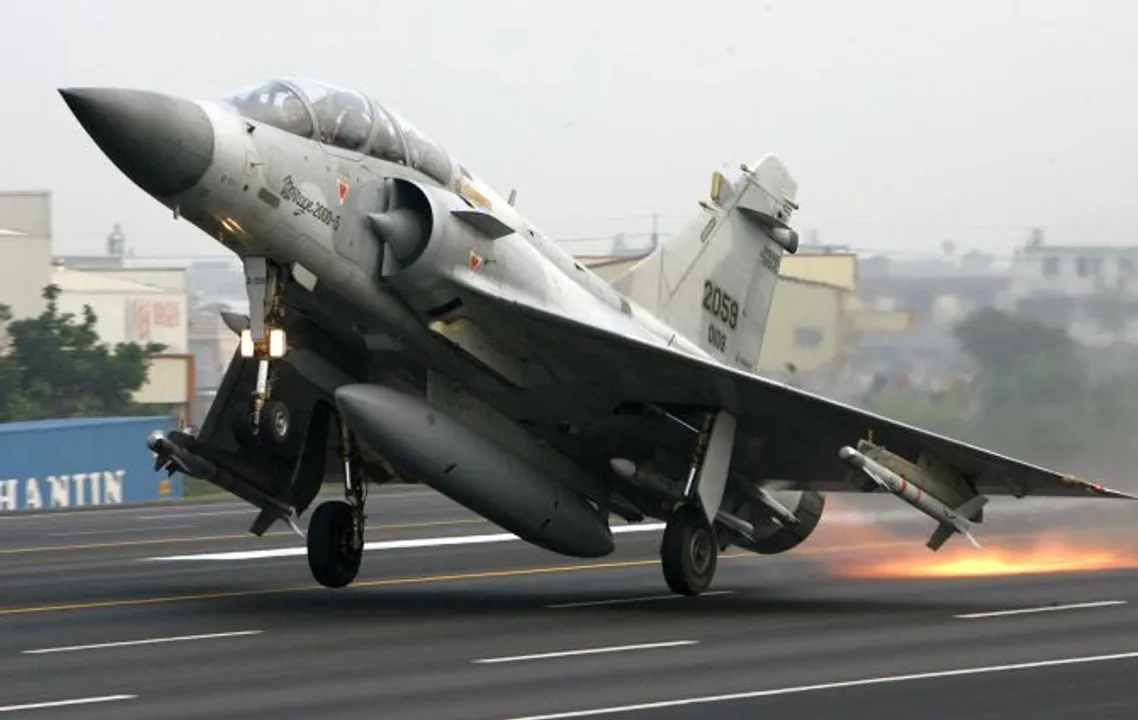  A Mirage-2000 fighter jet takes off from the closed-off section of Sun Yat-sen freeway at Chang-hua county in central Taiwan May 15, 2007. Taiwan is staging a series of live-fire military exercises this week aimed at demonstrating how the island's armed forces would fight off an attack from arch rival China, the Defence Ministry said. The fighter jets were practising for the possibility that air bases were knocked out by enemy attacks forcing jets to refuel and re-equip elsewhere.  This is the second stage of the annual Han Kuang -- or Chinese Glory-- exercise.    REUTERS/Claro Cortes IV    (TAIWAN) - GM1DVGKZBHAA 