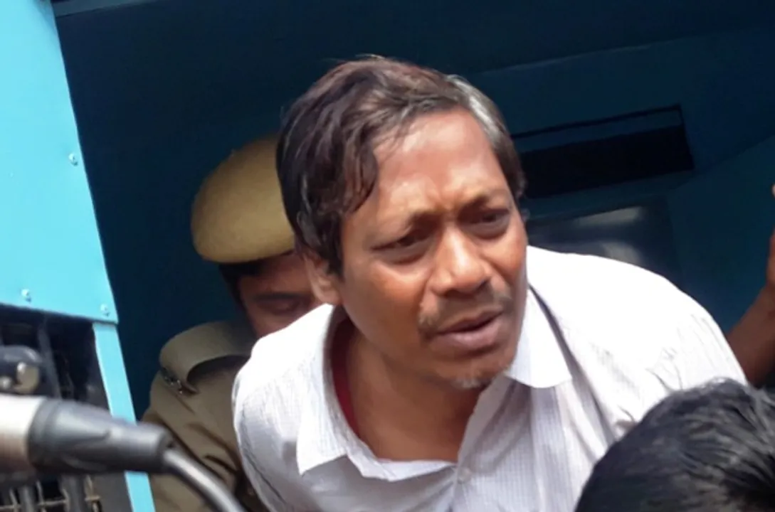  ସେଲ୍‌ ନଂ-୮ରେ ପୁଞ୍ଜିଲାଲ : ରାତିରେ ପ୍ରାର୍ଥନା, ଦିନରେ ଉପନ୍ୟାସ