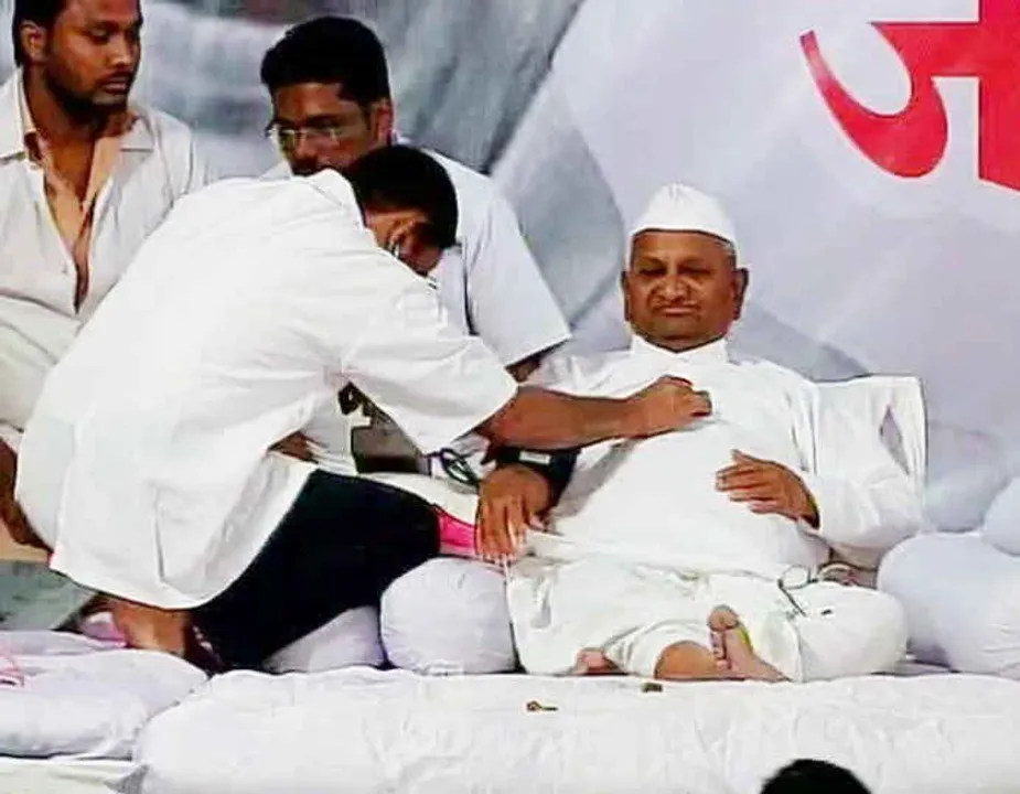  ଚତୁର୍ଥ ଦିନରେ ଆନ୍ନାଙ୍କ ଅନଶନ: ଗୁରୁତ୍ବ ଦେଉନାହାନ୍ତି ସରକାର, ଆନ୍ନା ସମର୍ଥକଙ୍କ ବିକ୍ଷୋଭ