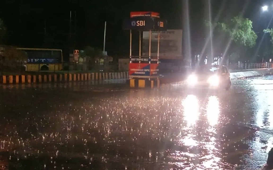  ଭୁବନେଶ୍ୱର : ରାଜଧାନୀରେ ବୁଧବାର ମଧ୍ୟରାତିରେ କାଳବୈଶାଖୀ ବର୍ଷାର ଦୃଶ୍ୟ