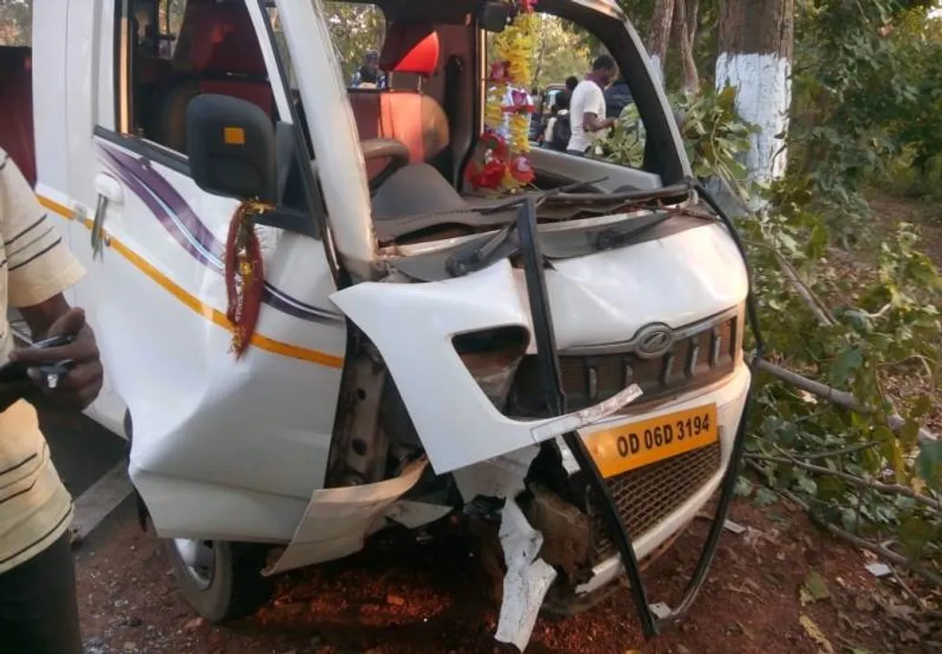  ଢେଙ୍କାନାଳ: ଆଦର୍ଶ ବିଦ୍ୟାଳୟରୁ ପିଲା ନେଇ ଆସୁଥିବା ଟାଟା ଏସି ଗଛକୁ ପିଟିଲା, ୪ ଆହତ