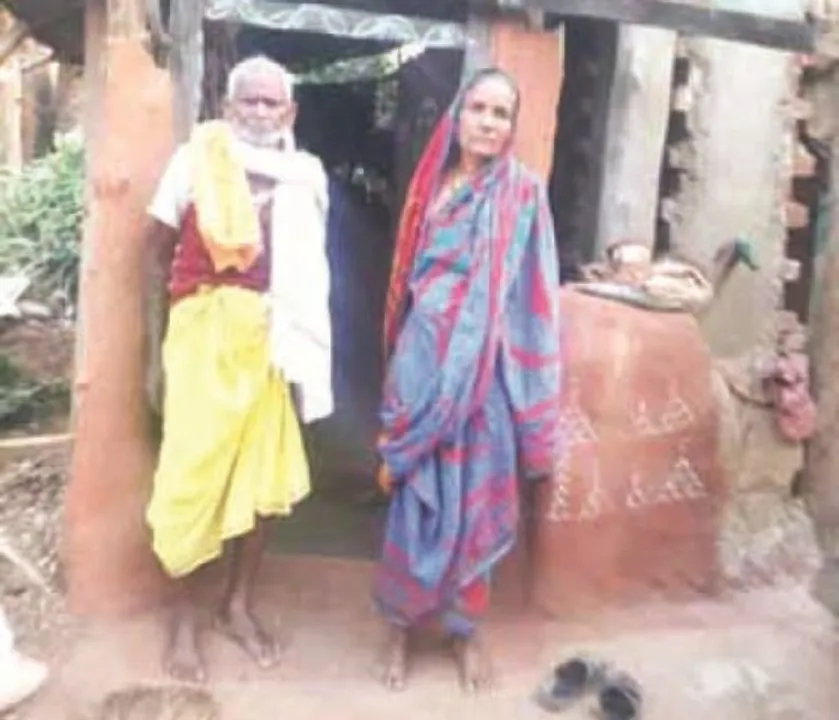  ଖଣ୍ଡପଡ଼ାରେ କଙ୍ଗାରୁ କୋର୍ଟ : ବୃଦ୍ଧ ଦମ୍ପତିଙ୍କୁ ନିଆଁ ପାଣି ବାସନ୍ଦ
