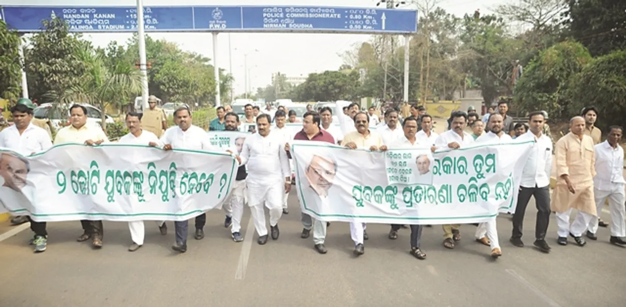  ପ୍ରଥମେ ଅଚଳ, ପରେ ସ୍ବାଭାବିକ