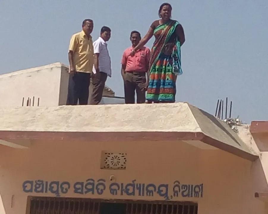  ମିଳିଲାନି ରାସନ କାର୍ଡ ‘ଡେଇଁ ପଡ଼ିବି ଛାତରୁ!’