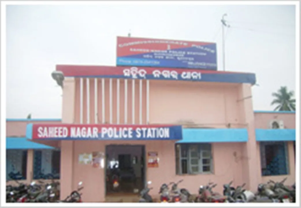  ଗାଡ଼ି ସାଇଡ ମରାକୁ ନେଇ ଚାଳକଙ୍କୁ ପିଟିଲେ, ଲୋକଙ୍କୁ ବସରୁ ଓହ୍ଲାଇଦେଲେ