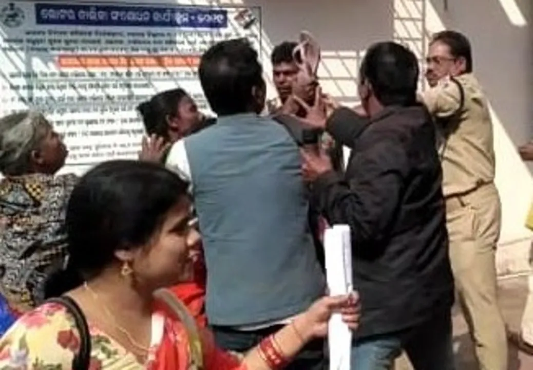  ଏସ୍‌ଡିପିଓଙ୍କୁ ଚପଲରେ ପିଟିଲେ ମହିଳା