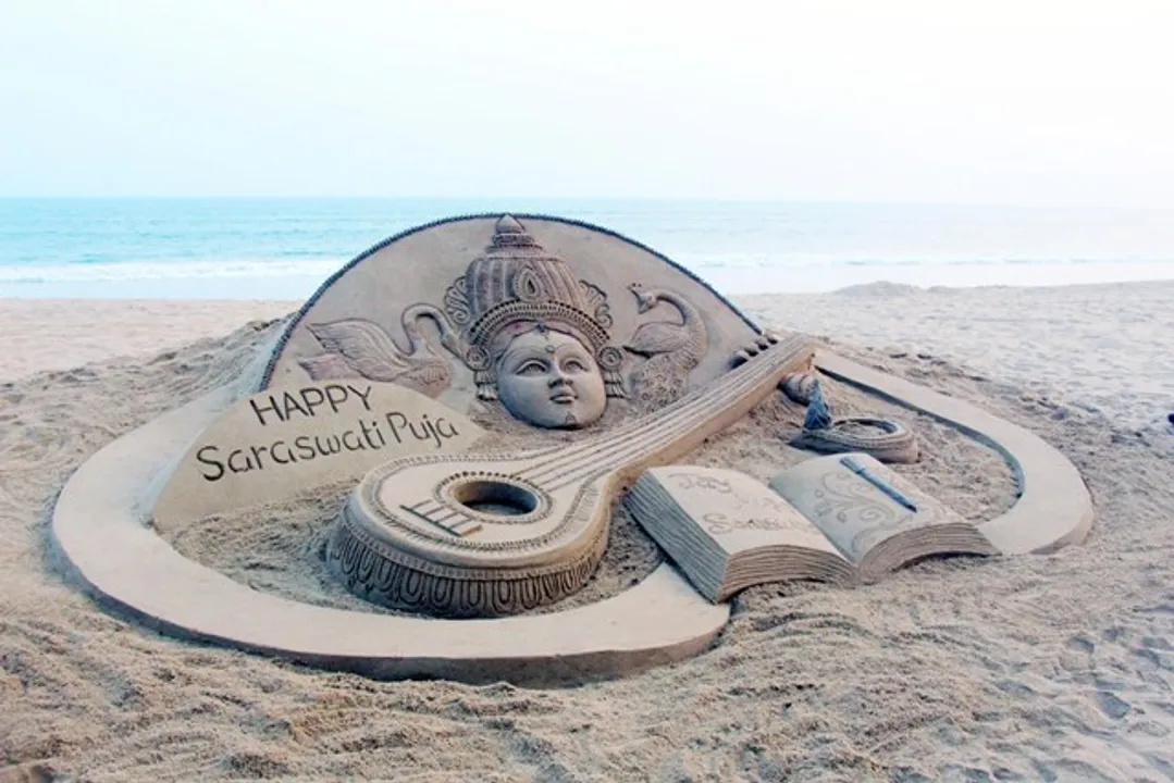  ସରସ୍ବତୀ ପୂଜା ଅବ୍ୟବହିତ ପୂର୍ବରୁ ପୁରୀ ବେଳାଭୂମିରେ ଶିଳ୍ପୀ ସୁଦର୍ଶନ ପଟ୍ଟନାୟକଙ୍କ ବାଲୁକା କଳାରେ ବିଦ୍ୟାଦାତ୍ରୀ ସରସ୍ବତୀ