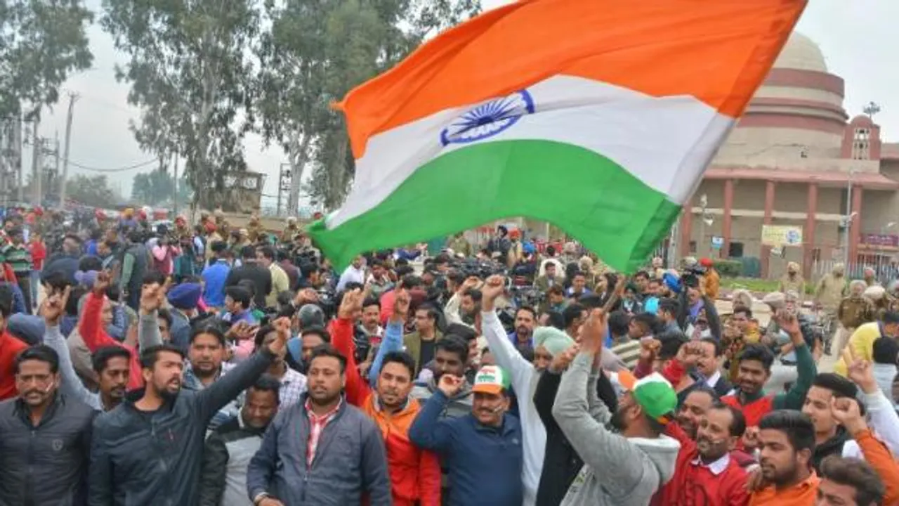  ବାୟୁସେନାର ୱିଙ୍ଗ୍‌ କମାଣ୍ଡର ଅଭିନନ୍ଦନଙ୍କୁ ଅଭିନନ୍ଦନ : ତ୍ରିରଙ୍ଗା ପତାକା ସହ ଲୋକଙ୍କ ବିଜୟୋଲ୍ଲାସ