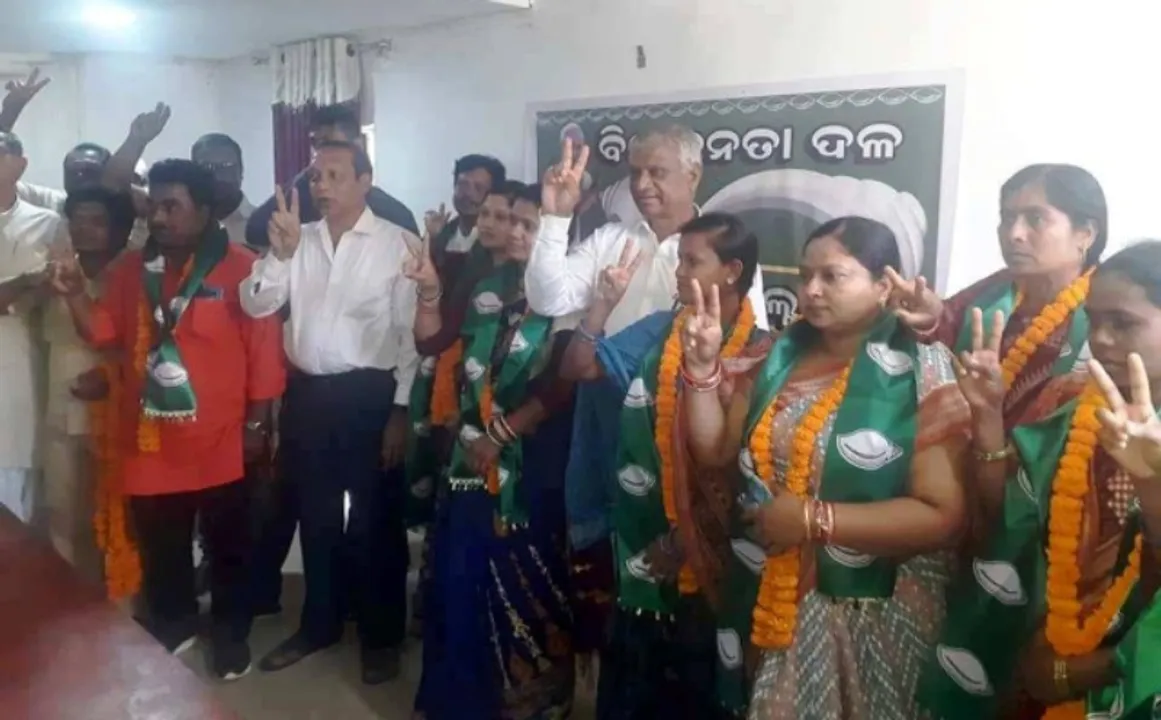  ବିଜେପିରୁ ଇସ୍ତଫା ଦେଇଥିବା ୯ ଜିଲ୍ଲା ପରିଷଦ ସଭ୍ୟ ବିଜେଡିରେ ଯୋଗ ଦେଲେ 