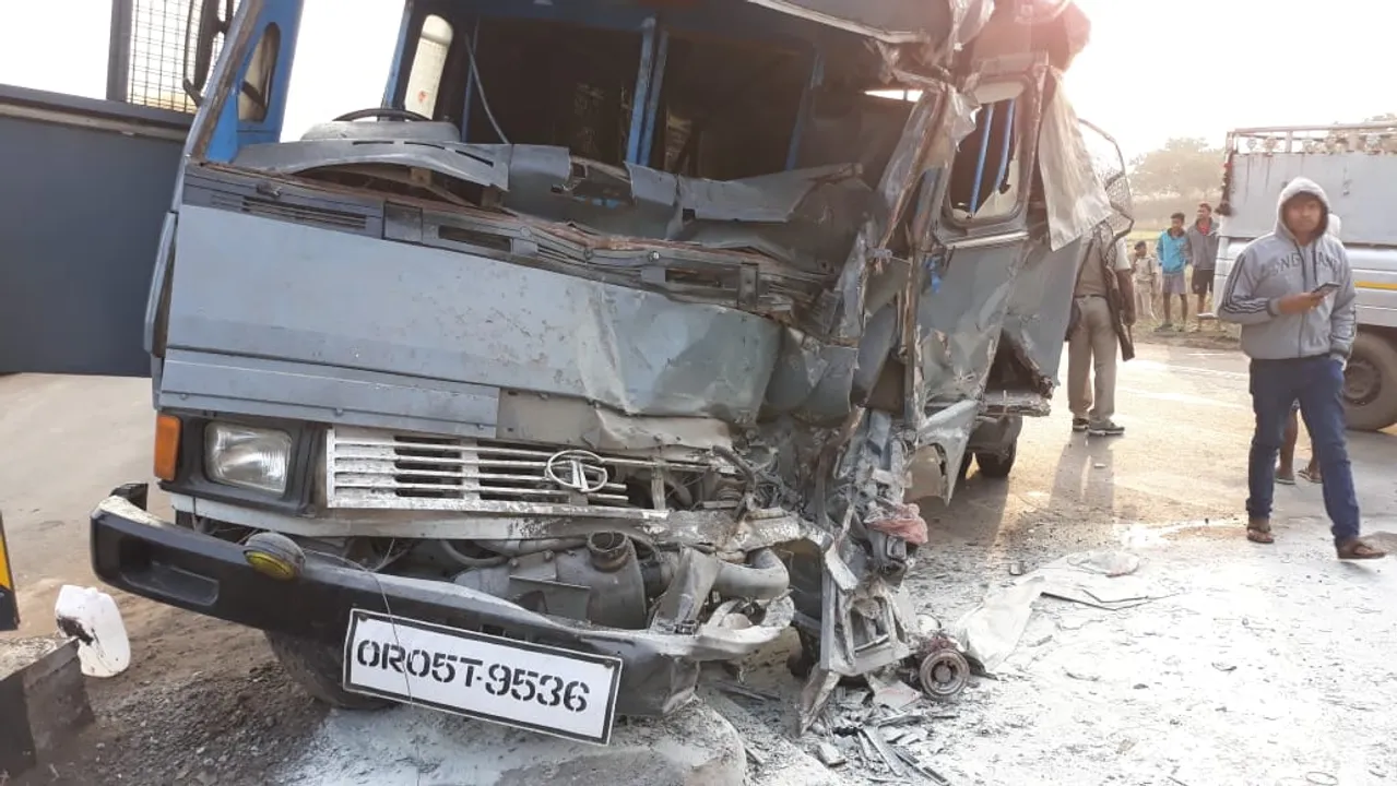  ବେଲପାହାଡ ନିକଟରେ ପୁଲିସ ଭ୍ୟାନକୁ ଧକ୍କା ଦେଲା ଟ୍ରକ, ୨ ମୃତ