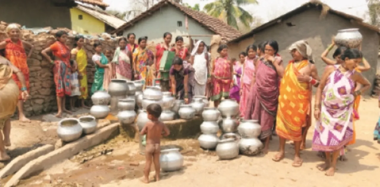  ପାନୀୟ ଜଳ ପାଇଁ ଡହଳବିକଳ ହେଉଛନ୍ତି ନବରଙ୍ଗପୁର ଜିଲ୍ଲା କୋଷାଗୁମୁଡା ବ୍ଲକ ସନ୍ତୋଷପୁର ପଞ୍ଚାୟତ ଅନ୍ତର୍ଗତ ଘୋଡାଧନୁଆ ଗ୍ରାମବାସୀ
