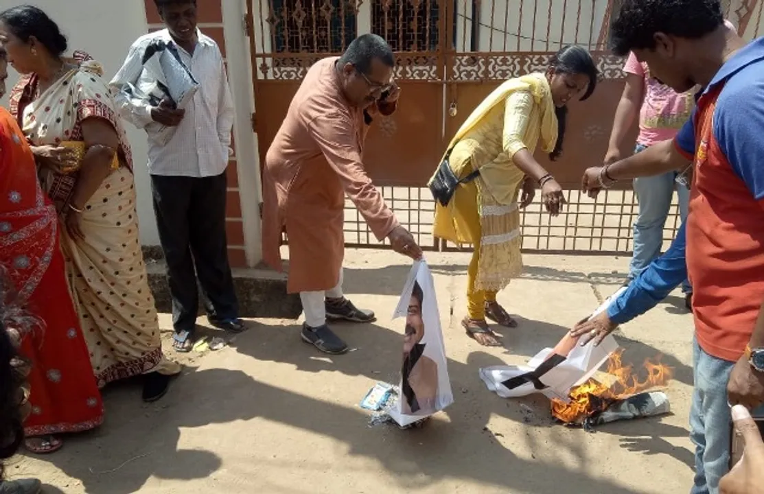  ଜୟପୁରରେ ପୋଡ଼ିଲେ ଧର୍ମେନ୍ଦ୍ର ଓ ପାଙ୍ଗିଙ୍କ ଫଟୋଚିତ୍ର