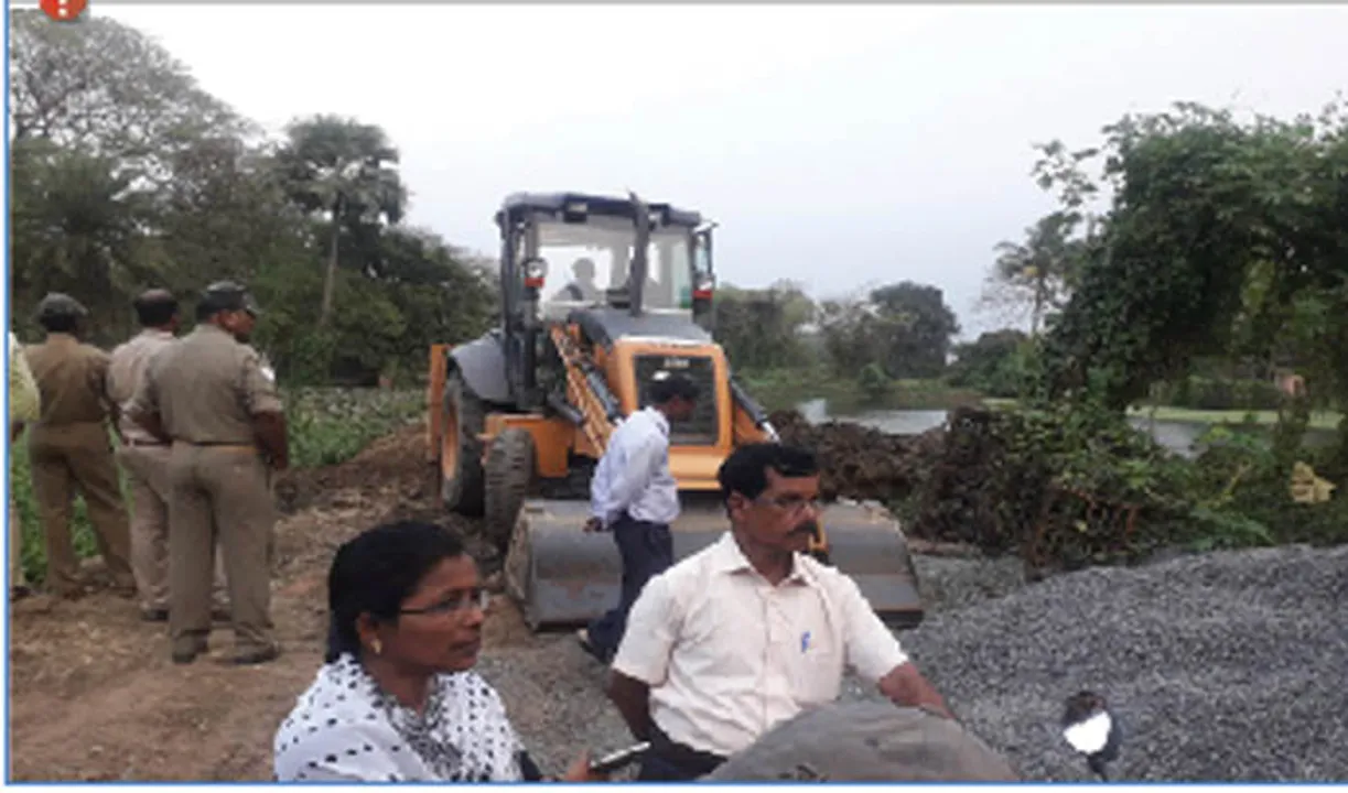  ପାଦପଦ୍ମ ପୋଖରୀ ପୋତି ବେଆଇନ୍ ରାସ୍ତା ଭଙ୍ଗାଗଲା