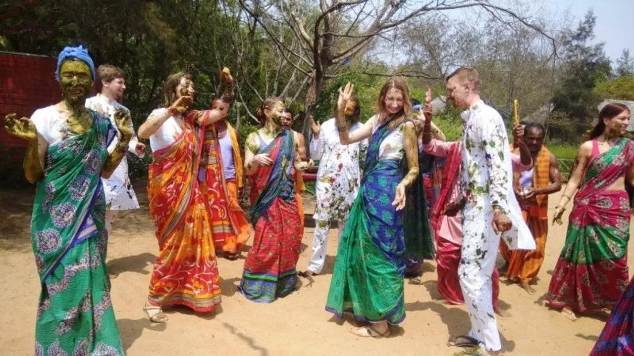  କୋଣାର୍କରେ ପ୍ରାକୃତିକ ରଂଗରେ ଭିଜିଲେ ବିଦେଶୀ ପର୍ଯ୍ୟଟକ
