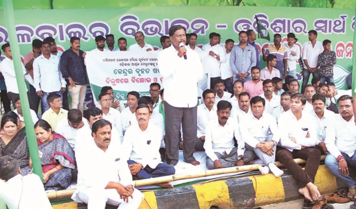  ପୂର୍ବତଟ ରେଳପଥ ବିଭାଜନ ନେଇ ଜୋର୍‌ ଧରିଲା ରାଜନୀତି : ରେଳପଥ ଅଫିସ୍ ସାମ୍ନାରେ ବି‌କ୍ଷୋଭ କଲା ବିଜେଡି, ପ୍ରଧାନମନ୍ତ୍ରୀଙ୍କୁ ଚିଠି ଲେଖି ପ୍ରତିବାଦ ଜଣାଇଲେ ନବୀନ