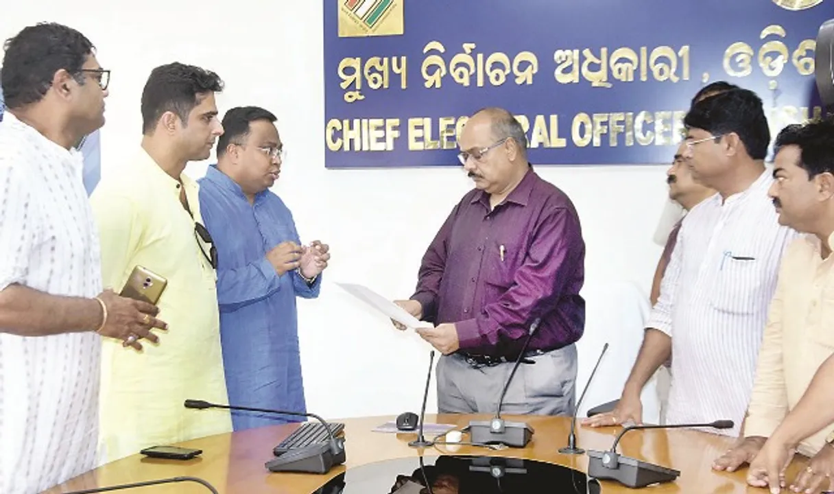  ନିର୍ବାଚନ କମିସନଙ୍କ ହସ୍ତକ୍ଷେପ ଲୋଡ଼ିଲା ବିଜେଡ଼ି : ପେଟ୍ରୋଲ୍ ପମ୍ପ ଏବଂ ଗ୍ୟାସ୍ ଏଜେନ୍ସି ଉପରେ ନଜର ରଖ