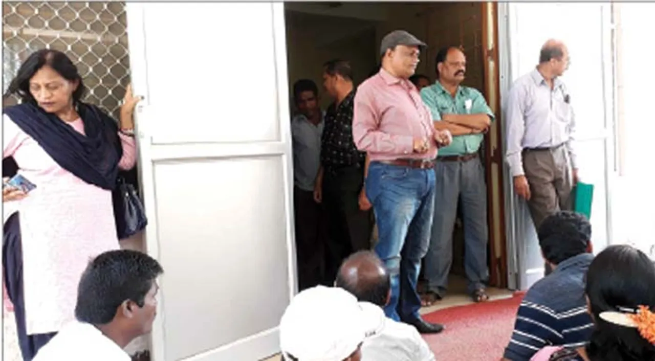  ଡିଇଓ କାର୍ଯ୍ୟାଳୟ ଘେରିଲେ ଶିକ୍ଷକ