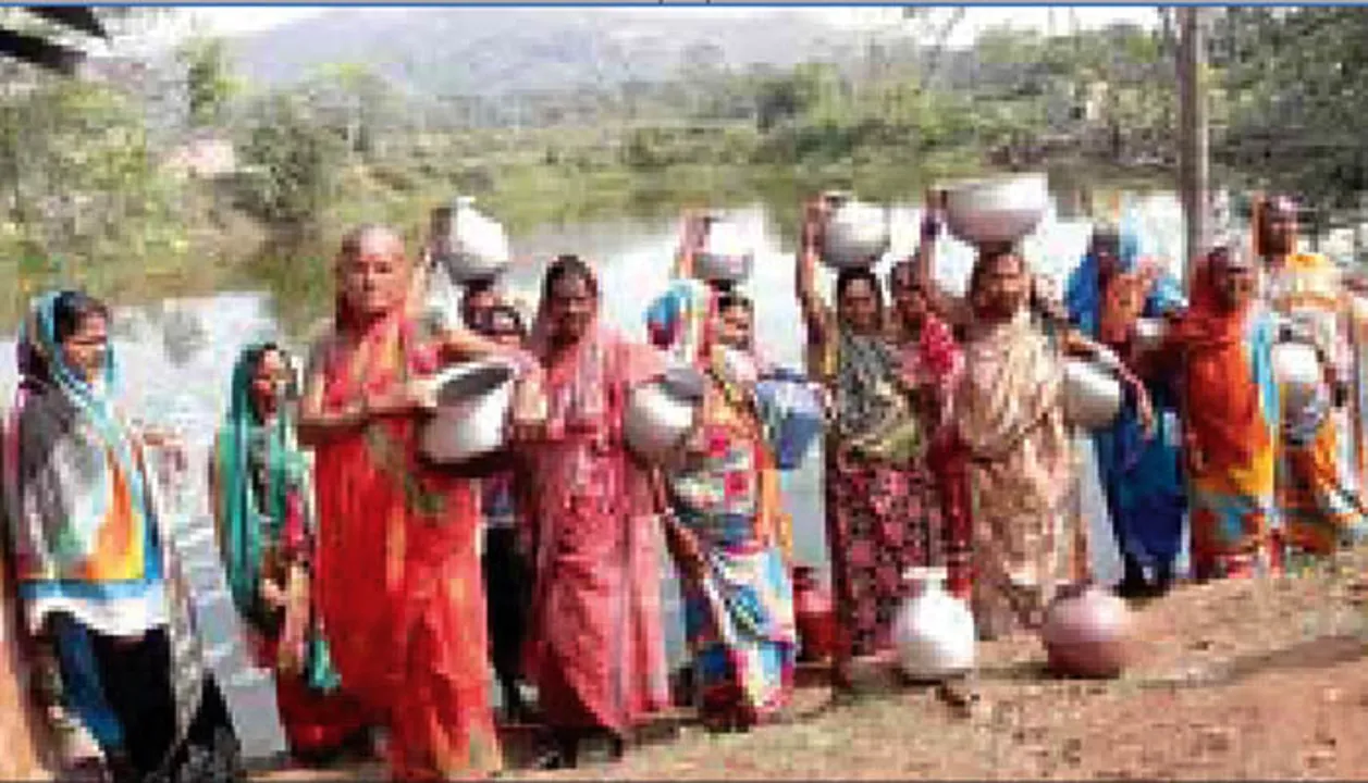  ପାନୀୟ ଜଳର ଉତ୍କଟ ଅଭାବ:ପୋଖରୀ ପାଣିକୁ ଭରସା କରିଛନ୍ତି ବାଉଁଶଗଡ଼ ଗ୍ରାମବାସୀ