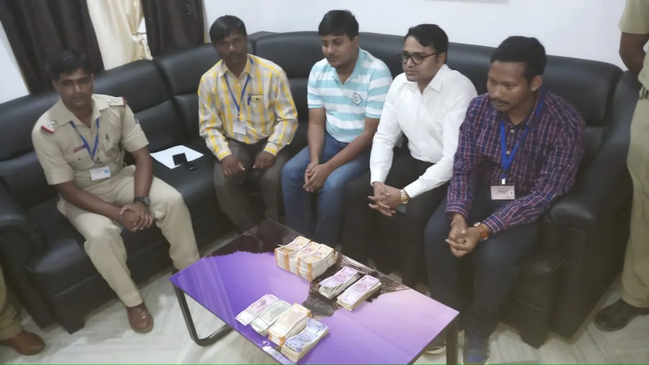  ରାୟଗଡ଼ା: ୨ଟି ସ୍ଥାନରେ ଯାଞ୍ଚ ବେଳେ ୫ ଲକ୍ଷ ଟଙ୍କା ଜବତ, ୪ ଅଟକ