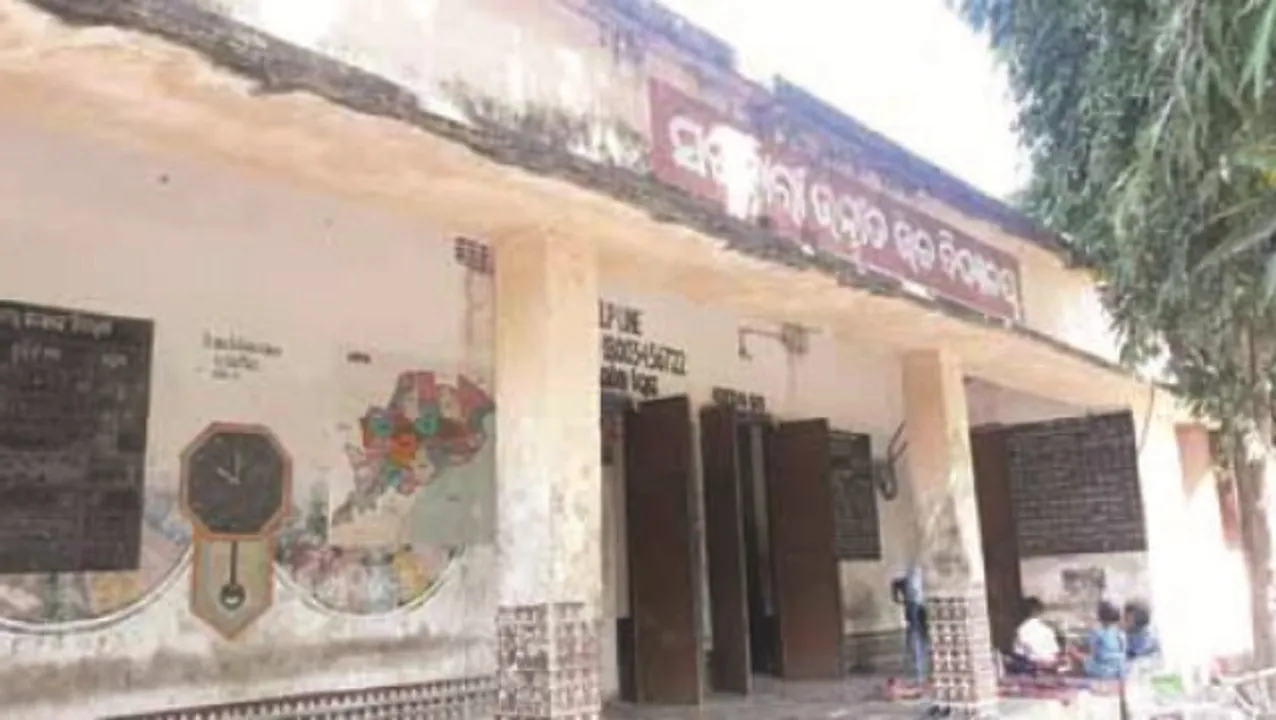  ଅବ୍ୟବସ୍ଥା ଘେରରେ ଜହ୍ନିପଦା ସରକାରୀ ଉନ୍ନୀତ ଉଚ୍ଚ ବିଦ୍ୟାଳୟ : ଦଶଟି ଶ୍ରେଣୀକୁ ୪ ଗୃହ, ବାରଣ୍ଡାରେ ବସୁଛନ୍ତି ଛାତ୍ରଛାତ୍ରୀ