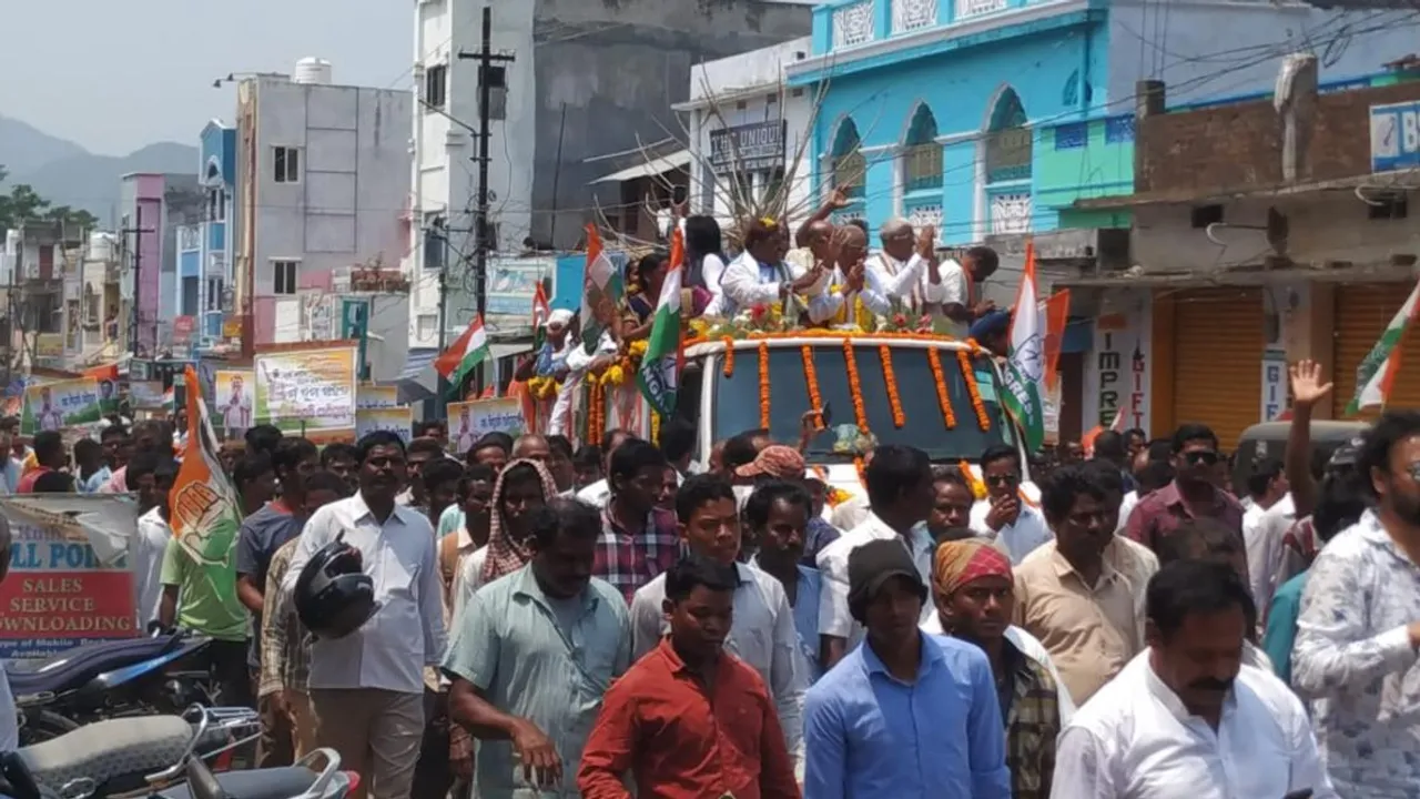  ୧୫ ହଜାର ସମର୍ଥକଙ୍କ ପଟୁଆର ନେଇ ପ୍ରାର୍ଥୀପତ୍ର ଦାଖଲ କଲେ ତିରୁପତି ପାଣିଗ୍ରାହୀ