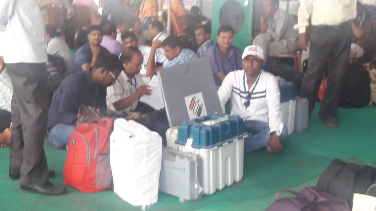  ତୃତୀୟ ପର୍ଯ୍ୟାୟ ନିର୍ବାଚନ ଲାଗି ବୁଥ୍‌ ଉଦ୍ଦେଶ୍ୟରେ ବାହାରିଲେ ପୋଲିଂ କର୍ମଚାରୀ