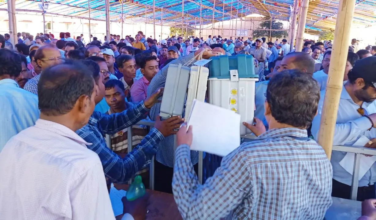  ପ୍ରଥମ ପର୍ଯ୍ୟାୟ ଭୋଟ ଗ୍ରହଣ ଲାଗି ପ୍ରସ୍ତୁତି ଚୂଡ଼ାନ୍ତ : ୪୮ ହଜାର ସରକାରୀ କର୍ମଚାରୀ ନିୟୋଜିତ, ୭୨୩୩ ବୁଥକୁ ଗଲେ ପୋଲିଂ ପାର୍ଟି