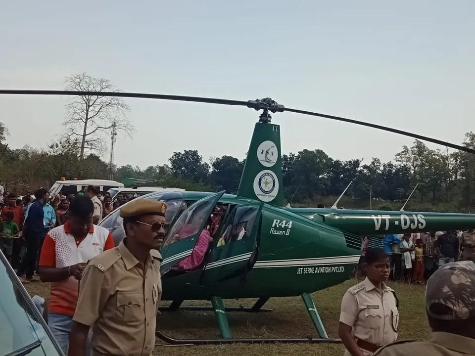  ସମ୍ବଲପୁର: ଇନ୍ଧନ ଶେଷ ହେବାରୁ ଜରୁରୀ ଅବତରଣ କଲା ବିଜେପି ହେଲିକପ୍ଟର, ବିଜେଡି ସମର୍ଥକଙ୍କ ମହଲରେ ହଇଚଇ