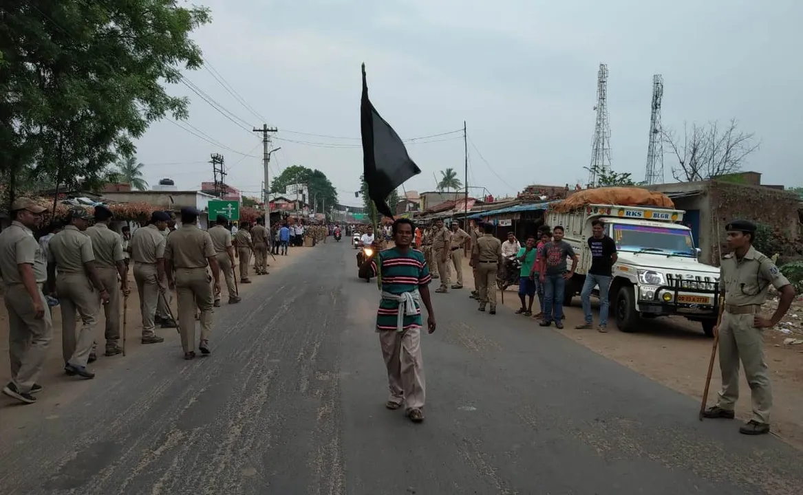  ବଲାଙ୍ଗୀର: ମୁଖ୍ୟମନ୍ତ୍ରୀ ନବୀନଙ୍କ କାରକେଡ୍‌ ଉପରକୁ ଅଣ୍ଡା ଓ ଢ଼େଲାଫିଙ୍ଗା ଘଟଣାରେ ପୁଲିସର ଲାଠିଚାର୍ଜ, ପୂର୍ବତନ ବିଧାୟକ ଅଟକ