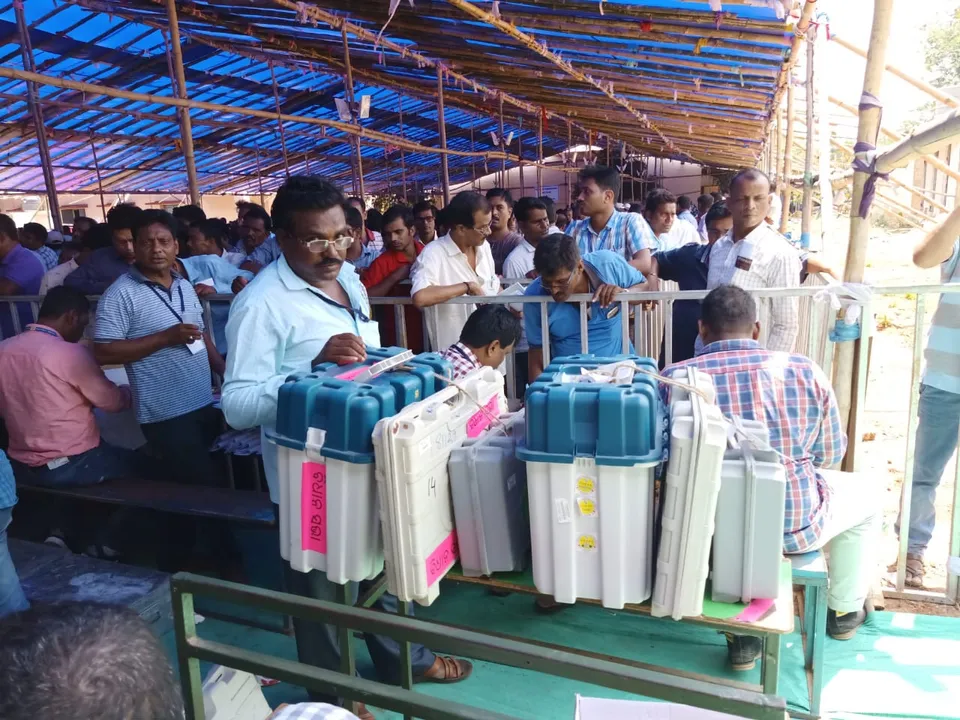  ପ୍ରଥମ ପର୍ଯ୍ୟାୟ ଭୋଟ୍ ଗ୍ରହଣ ଲାଗି ଇଭିଏମ୍ ମେସିନ ସହ ବୁଥକୁ ବାହାରିଲେ ପୁଲିଂ କର୍ମଚାରୀ